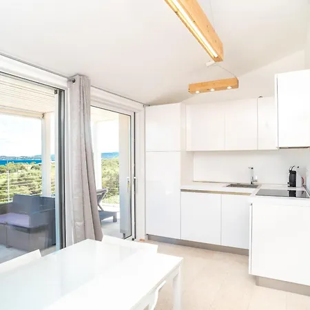 Modern With Swimming Pool And Parking! Appartamento